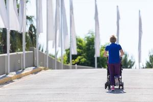 mamma con passeggino che fa jogging foto