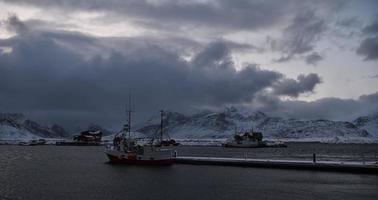 tradizionali cabine e barche di pescatori norvegesi foto