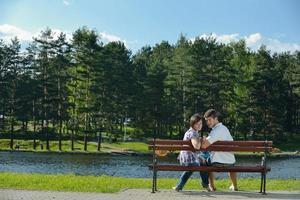 giovani coppie romantiche nell'amore insieme all'aperto foto