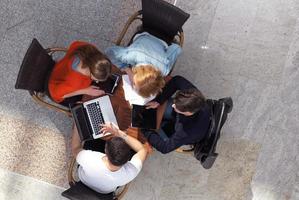 studenti gruppo Lavorando su scuola progetto insieme foto