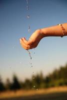 fresco acqua caduta su bambini mani foto