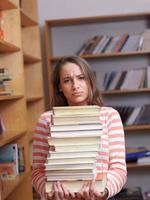 studente in possesso di libri foto