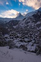 vista aerea sulla valle di zermatt e sul picco del Cervino foto