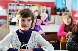 contento bambini gruppo nel scuola foto