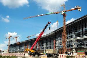 gru e edificio costruzione opera e blu cielo foto