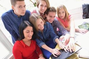 contento adolescenti gruppo nel scuola foto