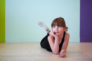 ragazza avendo divertimento e danza indossare madri gioielleria foto