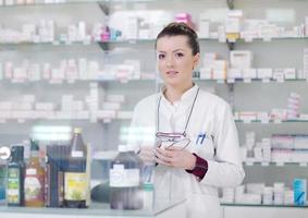 farmacista chimico donna in piedi nel farmacia farmacia foto