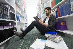 alunno studia nel scuola biblioteca foto