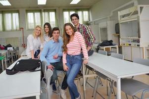 contento adolescenti gruppo nel scuola foto