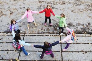 scuola ragazze in esecuzione lontano foto