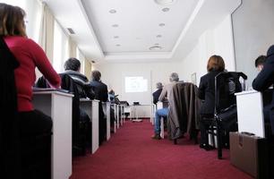 gruppo di uomini d'affari in seminario foto