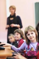 esso formazione scolastica con bambini nel scuola foto