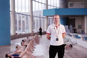 gruppo di bambini felici in piscina foto