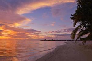 tramonto sulla spiaggia tropicale foto