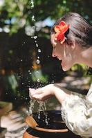 spruzzi fresco acqua su donna mani foto