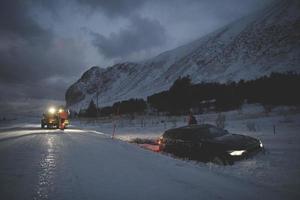 auto trainata dopo un incidente in una tempesta di neve foto