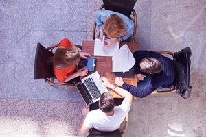 studenti gruppo Lavorando su scuola progetto insieme foto