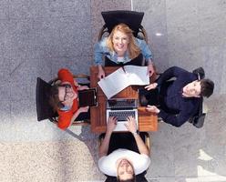 studenti gruppo Lavorando su scuola progetto insieme foto