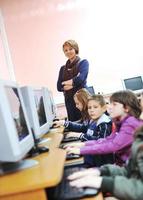 esso formazione scolastica con bambini nel scuola foto