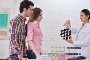 contento adolescenti gruppo nel scuola foto