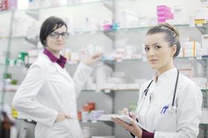 squadra di farmacista chimico donna nel farmacia farmacia foto