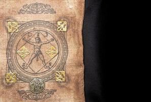 antico sfondo di stregoneria esoterica. occultims e paganesimo antico simbolo, con misteriose rune alfabeto foto