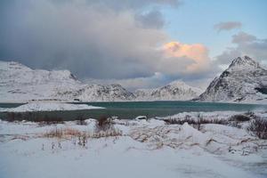 costa della Norvegia in inverno con neve brutto tempo nuvoloso foto