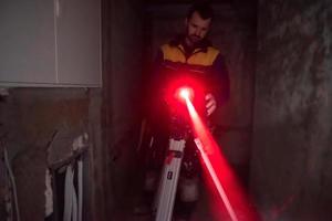 apparecchiature laser in un cantiere edile foto