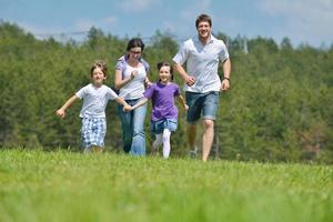 contento giovane famiglia avere divertimento all'aperto foto