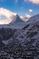 vista aerea sulla valle di zermatt e sul picco del Cervino foto