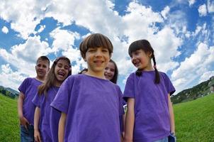 contento bambini gruppo avere divertimento nel natura foto