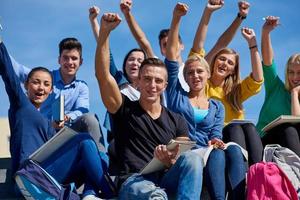 studenti al di fuori seduta su passaggi foto