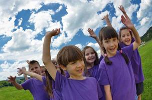 contento bambini gruppo avere divertimento nel natura foto