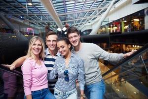 Svezia, 2022 - famiglia nel shopping centro commerciale foto