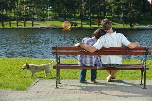 giovani coppie romantiche nell'amore insieme all'aperto foto