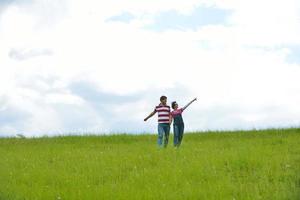 giovani coppie romantiche nell'amore insieme all'aperto foto