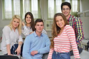 contento adolescenti gruppo nel scuola foto