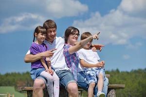 contento giovane famiglia avere divertimento all'aperto foto