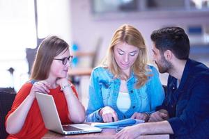 studenti gruppo Lavorando su scuola progetto insieme foto