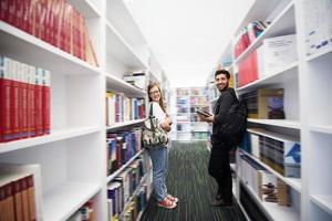 studenti gruppo nel scuola biblioteca foto