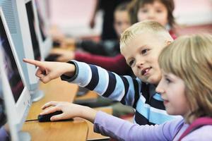 esso formazione scolastica con bambini nel scuola foto