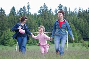 contento ragazze in esecuzione nel natura foto