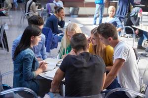 studenti gruppo studia foto