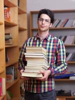 studente in possesso di libri foto