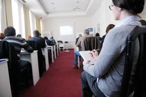 gruppo di uomini d'affari in seminario foto