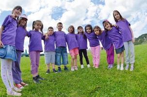 contento bambini gruppo avere divertimento nel natura foto