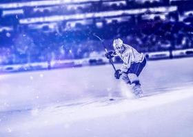 ghiaccio hockey giocatore nel azione foto