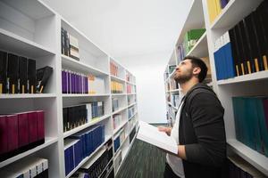 alunno studia nel scuola biblioteca foto