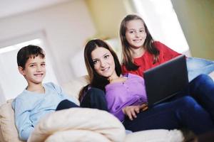 contento giovane famiglia avere divertimento a casa foto